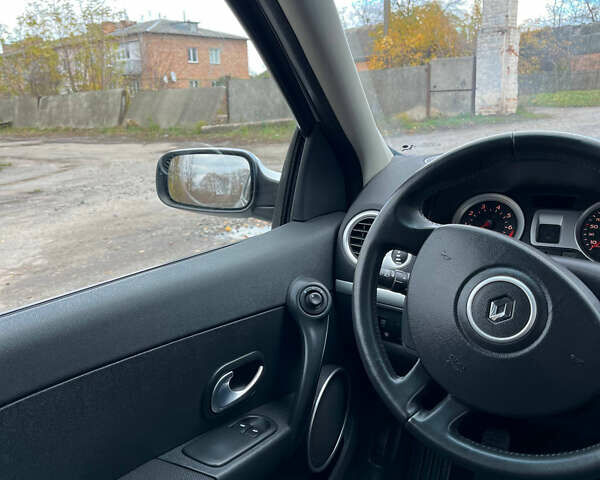 Серый Рено Клио, объемом двигателя 1.6 л и пробегом 140 тыс. км за 5450 $, фото 45 на Automoto.ua