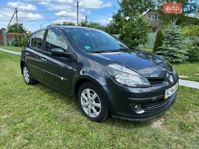 Серый Рено Клио, объемом двигателя 1.6 л и пробегом 215 тыс. км за 6200 $, фото 1 на Automoto.ua