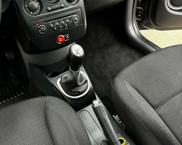 Серый Рено Клио, объемом двигателя 1.6 л и пробегом 179 тыс. км за 4300 $, фото 14 на Automoto.ua