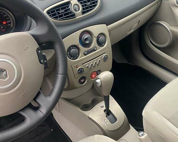 Серый Рено Клио, объемом двигателя 1.6 л и пробегом 180 тыс. км за 6200 $, фото 5 на Automoto.ua