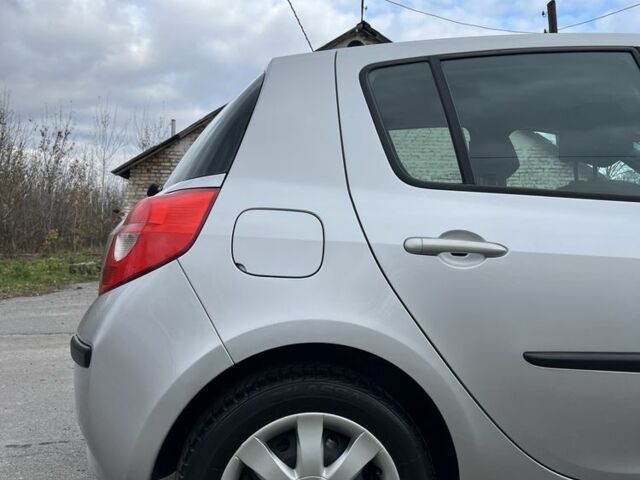 Серый Рено Клио, объемом двигателя 1.6 л и пробегом 143 тыс. км за 5150 $, фото 4 на Automoto.ua