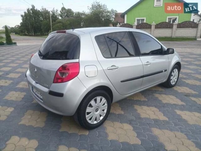 Серый Рено Клио, объемом двигателя 1.6 л и пробегом 189 тыс. км за 5599 $, фото 5 на Automoto.ua