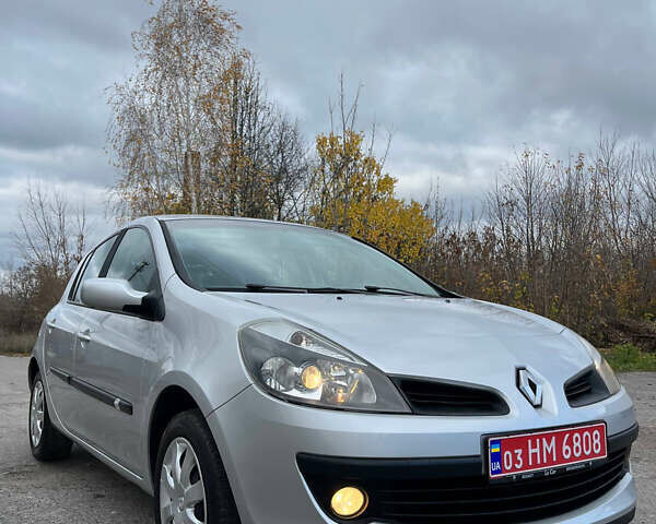 Серый Рено Клио, объемом двигателя 1.6 л и пробегом 140 тыс. км за 5450 $, фото 1 на Automoto.ua