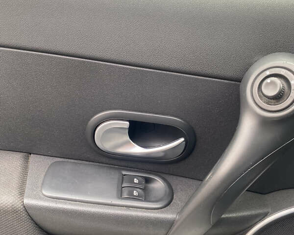 Серый Рено Клио, объемом двигателя 1.15 л и пробегом 244 тыс. км за 3400 $, фото 7 на Automoto.ua