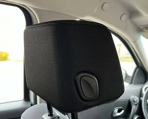 Серый Рено Клио, объемом двигателя 1.6 л и пробегом 140 тыс. км за 5450 $, фото 50 на Automoto.ua