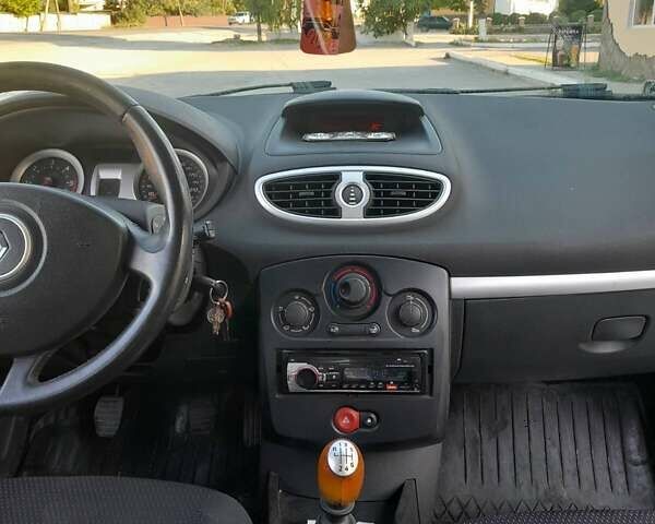 Серый Рено Клио, объемом двигателя 1.5 л и пробегом 248 тыс. км за 4300 $, фото 6 на Automoto.ua