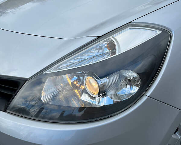 Серый Рено Клио, объемом двигателя 1.6 л и пробегом 140 тыс. км за 5450 $, фото 12 на Automoto.ua