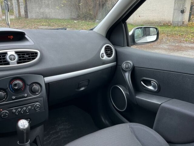 Сірий Рено Кліо, об'ємом двигуна 1.6 л та пробігом 143 тис. км за 5099 $, фото 14 на Automoto.ua