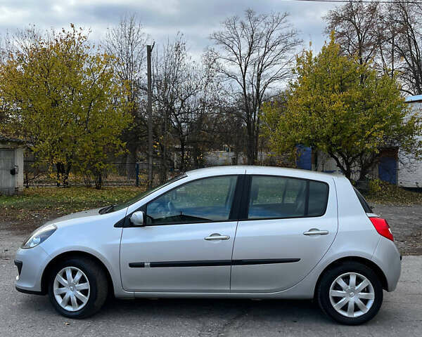 Серый Рено Клио, объемом двигателя 1.6 л и пробегом 140 тыс. км за 5450 $, фото 8 на Automoto.ua