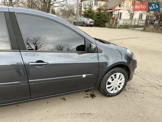 Сірий Рено Кліо, об'ємом двигуна 1.6 л та пробігом 140 тис. км за 6800 $, фото 17 на Automoto.ua