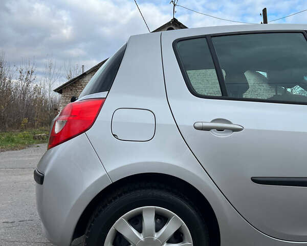 Серый Рено Клио, объемом двигателя 1.6 л и пробегом 140 тыс. км за 5450 $, фото 21 на Automoto.ua