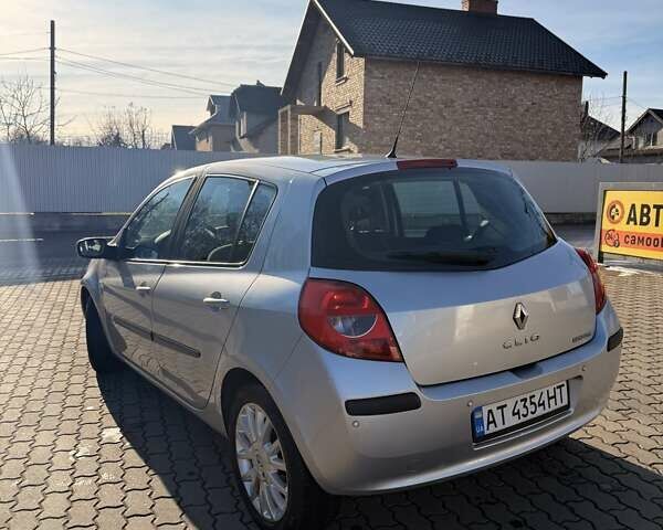 Серый Рено Клио, объемом двигателя 1.6 л и пробегом 163 тыс. км за 5000 $, фото 2 на Automoto.ua