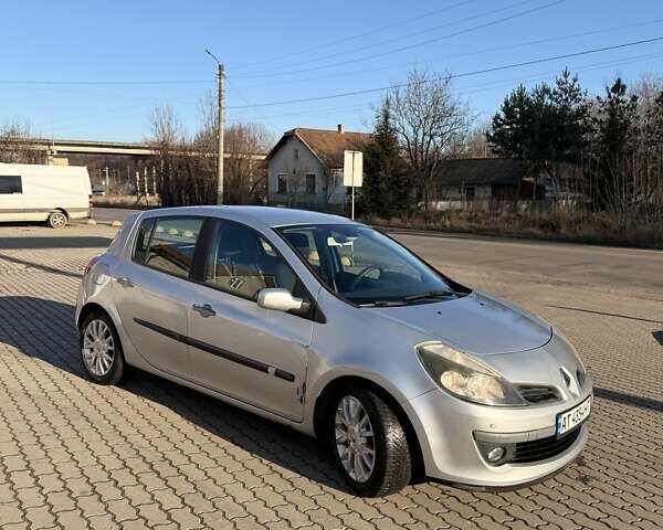 Серый Рено Клио, объемом двигателя 1.6 л и пробегом 163 тыс. км за 5000 $, фото 1 на Automoto.ua