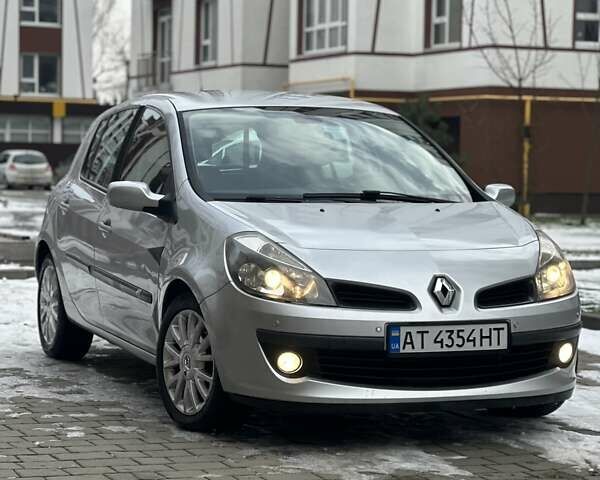 Серый Рено Клио, объемом двигателя 1.6 л и пробегом 163 тыс. км за 5999 $, фото 16 на Automoto.ua