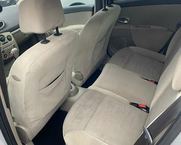 Серый Рено Клио, объемом двигателя 1.6 л и пробегом 180 тыс. км за 6200 $, фото 4 на Automoto.ua