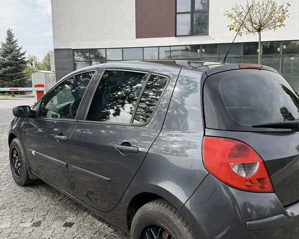 Серый Рено Клио, объемом двигателя 1.39 л и пробегом 134 тыс. км за 4700 $, фото 5 на Automoto.ua