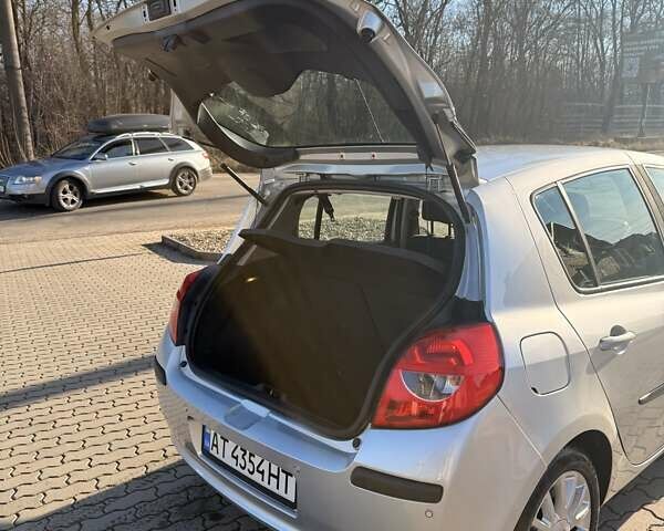 Серый Рено Клио, объемом двигателя 1.6 л и пробегом 163 тыс. км за 5000 $, фото 3 на Automoto.ua