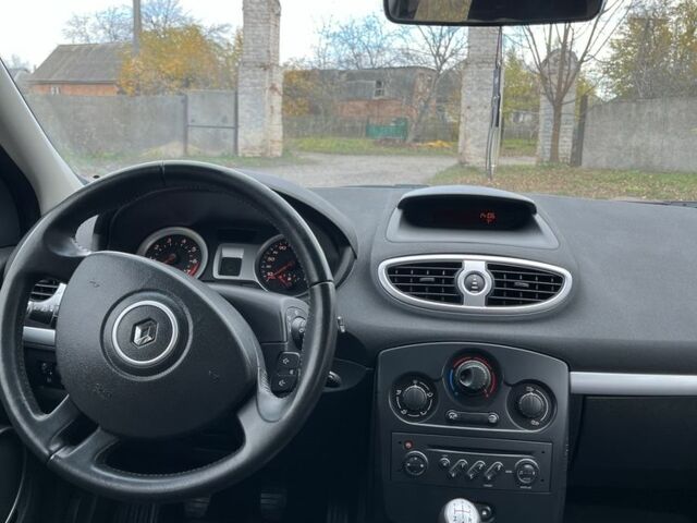 Серый Рено Клио, объемом двигателя 1.6 л и пробегом 143 тыс. км за 5150 $, фото 13 на Automoto.ua