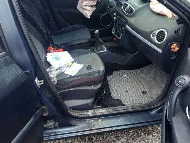 Серый Рено Клио, объемом двигателя 1.6 л и пробегом 267 тыс. км за 1800 $, фото 2 на Automoto.ua