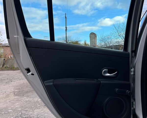 Серый Рено Клио, объемом двигателя 1.6 л и пробегом 140 тыс. км за 5450 $, фото 40 на Automoto.ua