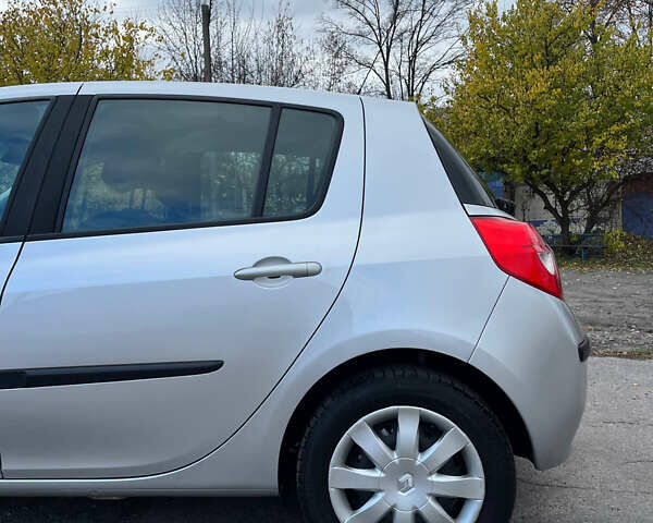 Серый Рено Клио, объемом двигателя 1.6 л и пробегом 140 тыс. км за 5450 $, фото 9 на Automoto.ua