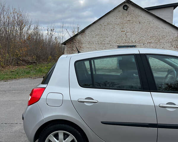 Серый Рено Клио, объемом двигателя 1.6 л и пробегом 140 тыс. км за 5450 $, фото 24 на Automoto.ua