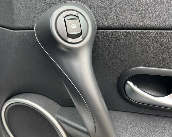 Серый Рено Клио, объемом двигателя 1.6 л и пробегом 140 тыс. км за 5450 $, фото 43 на Automoto.ua