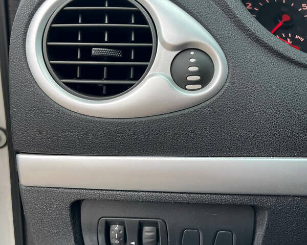 Серый Рено Клио, объемом двигателя 1.6 л и пробегом 140 тыс. км за 5450 $, фото 33 на Automoto.ua