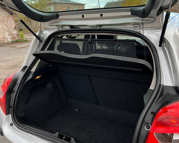 Серый Рено Клио, объемом двигателя 1.6 л и пробегом 140 тыс. км за 5450 $, фото 49 на Automoto.ua