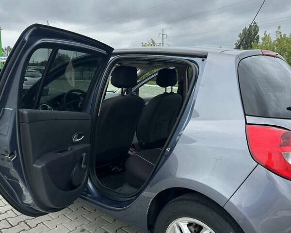 Сірий Рено Кліо, об'ємом двигуна 1.6 л та пробігом 156 тис. км за 4200 $, фото 11 на Automoto.ua