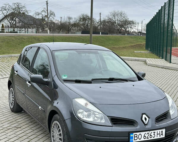 Серый Рено Клио, объемом двигателя 1.6 л и пробегом 160 тыс. км за 6400 $, фото 1 на Automoto.ua