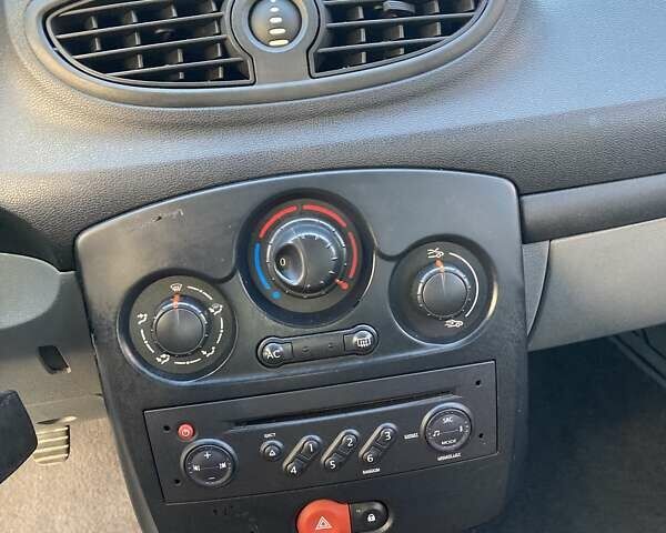 Сірий Рено Кліо, об'ємом двигуна 1.2 л та пробігом 154 тис. км за 4800 $, фото 4 на Automoto.ua