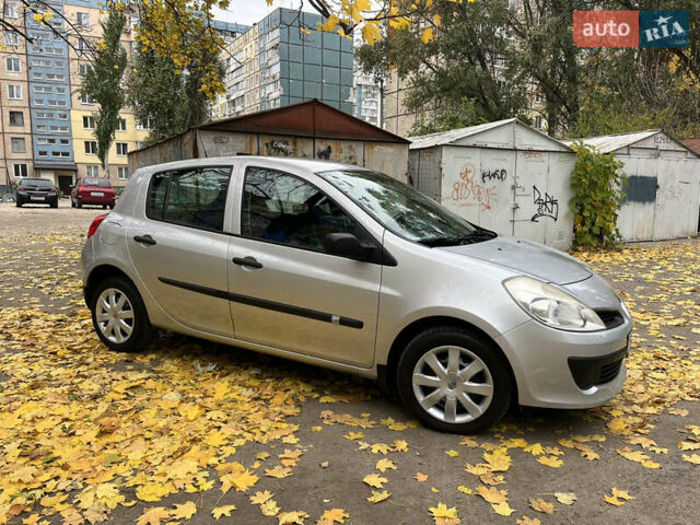 Серый Рено Клио, объемом двигателя 1.2 л и пробегом 80 тыс. км за 5400 $, фото 1 на Automoto.ua