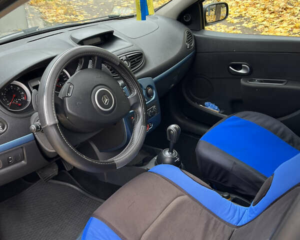 Серый Рено Клио, объемом двигателя 1.2 л и пробегом 80 тыс. км за 5400 $, фото 3 на Automoto.ua
