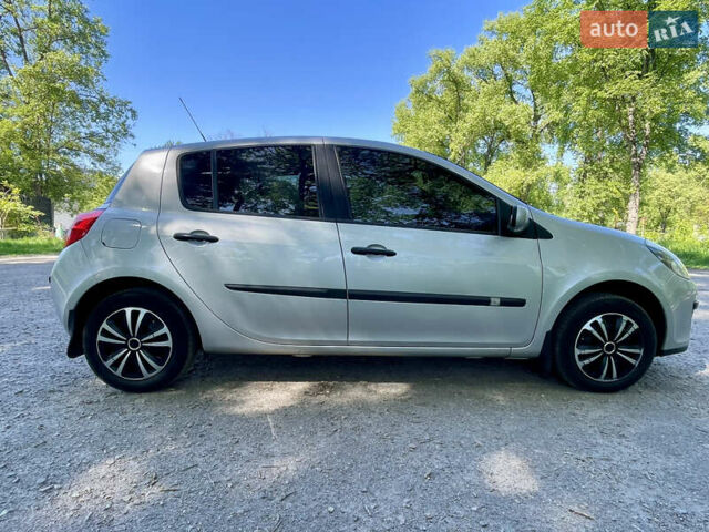 Серый Рено Клио, объемом двигателя 1.2 л и пробегом 222 тыс. км за 5700 $, фото 3 на Automoto.ua