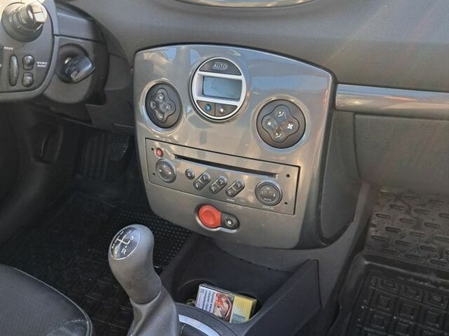 Серый Рено Клио, объемом двигателя 1.5 л и пробегом 265 тыс. км за 4900 $, фото 4 на Automoto.ua