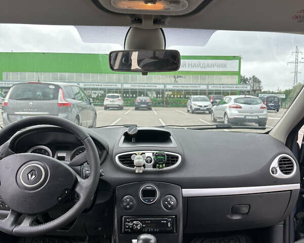 Сірий Рено Кліо, об'ємом двигуна 1.6 л та пробігом 156 тис. км за 4200 $, фото 6 на Automoto.ua