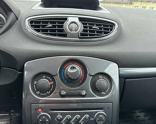 Серый Рено Клио, объемом двигателя 1.6 л и пробегом 160 тыс. км за 6400 $, фото 12 на Automoto.ua