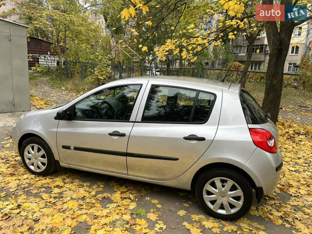 Серый Рено Клио, объемом двигателя 1.2 л и пробегом 80 тыс. км за 5400 $, фото 2 на Automoto.ua