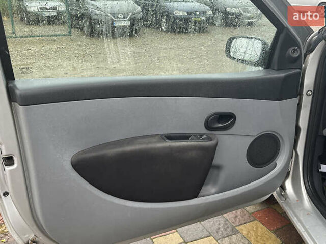 Сірий Рено Кліо, об'ємом двигуна 1.15 л та пробігом 220 тис. км за 3400 $, фото 15 на Automoto.ua