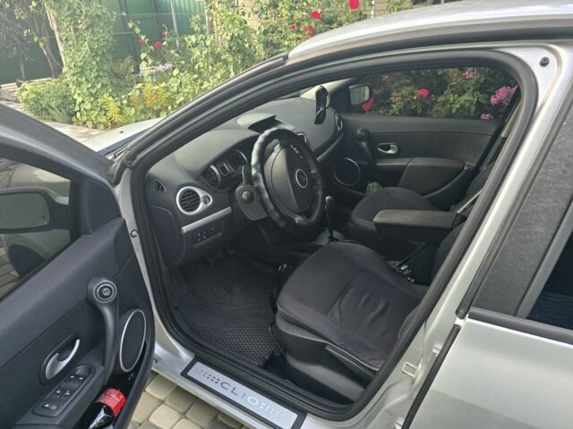 Серый Рено Клио, объемом двигателя 1.6 л и пробегом 198 тыс. км за 6499 $, фото 2 на Automoto.ua