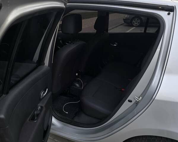 Серый Рено Клио, объемом двигателя 1.6 л и пробегом 201 тыс. км за 6400 $, фото 4 на Automoto.ua