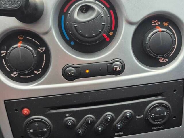 Сірий Рено Кліо, об'ємом двигуна 1.1 л та пробігом 166 тис. км за 3900 $, фото 16 на Automoto.ua