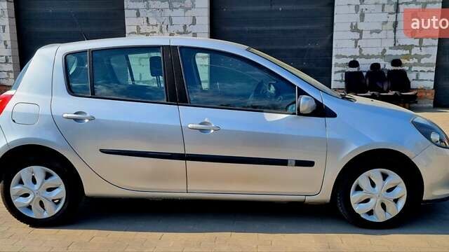 Сірий Рено Кліо, об'ємом двигуна 1.6 л та пробігом 178 тис. км за 6400 $, фото 1 на Automoto.ua
