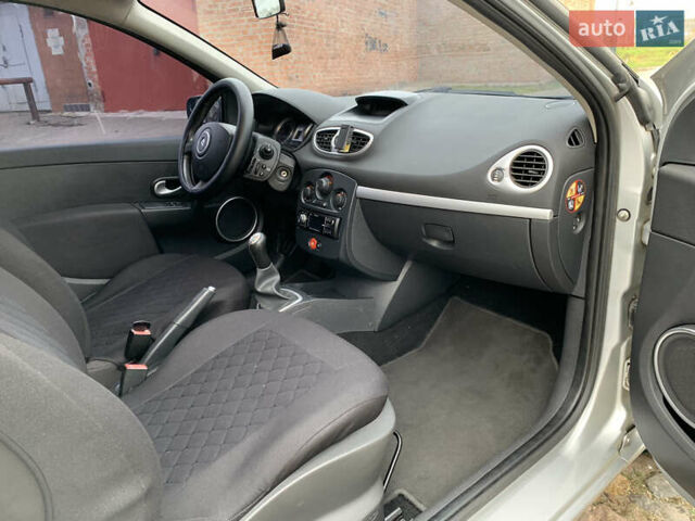 Сірий Рено Кліо, об'ємом двигуна 1.15 л та пробігом 300 тис. км за 3850 $, фото 16 на Automoto.ua