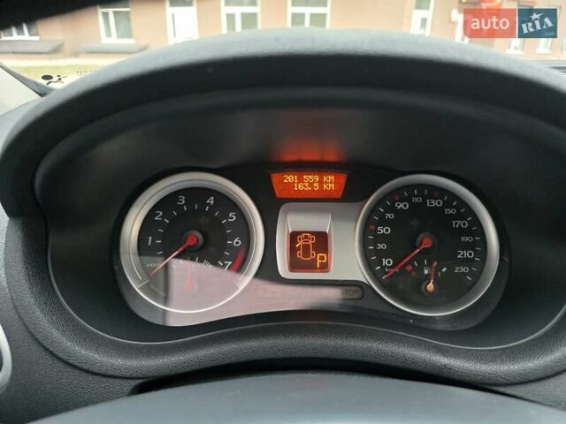 Серый Рено Клио, объемом двигателя 1.6 л и пробегом 201 тыс. км за 6400 $, фото 5 на Automoto.ua