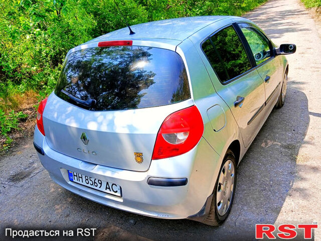 Серый Рено Клио, объемом двигателя 1.4 л и пробегом 250 тыс. км за 3999 $, фото 2 на Automoto.ua
