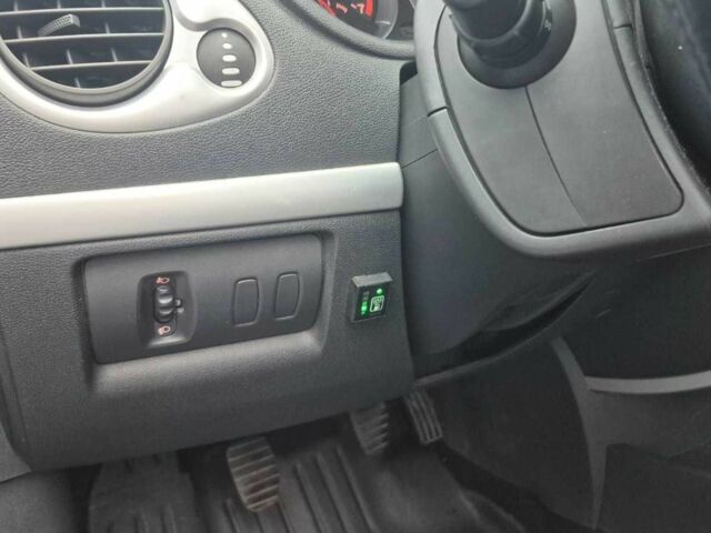 Сірий Рено Кліо, об'ємом двигуна 1.1 л та пробігом 166 тис. км за 3900 $, фото 3 на Automoto.ua