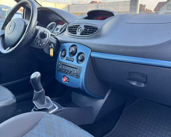 Серый Рено Клио, объемом двигателя 1.15 л и пробегом 130 тыс. км за 5100 $, фото 15 на Automoto.ua