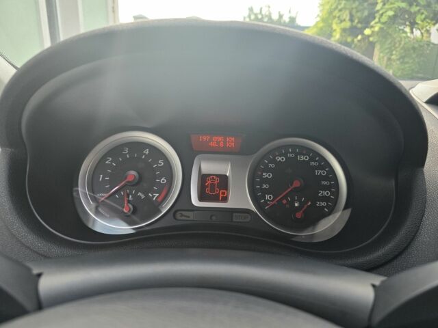 Серый Рено Клио, объемом двигателя 1.6 л и пробегом 198 тыс. км за 6499 $, фото 3 на Automoto.ua